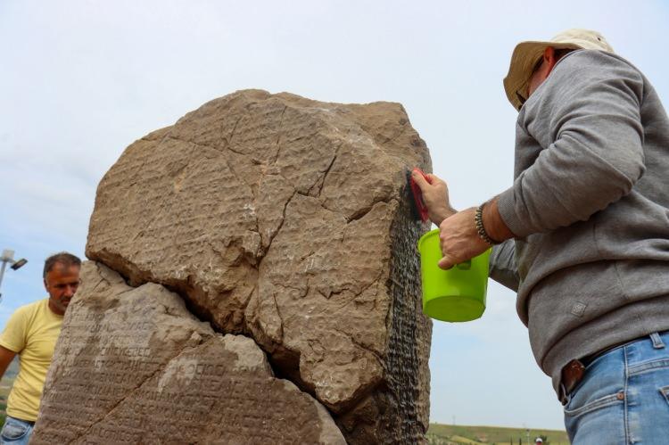 <p>Adıyaman Müze Müdürü Mehmet Alkan, gazetecilere yaptığı açıklamada, geçen yıl Gerger ilçesindeki Kımıldağı mevkisinde tespit edilen eserlerin askeri helikopterlerle sarp kayalıklardan Perre Antik Kenti'ne getirildiğini anımsattı.</p>
