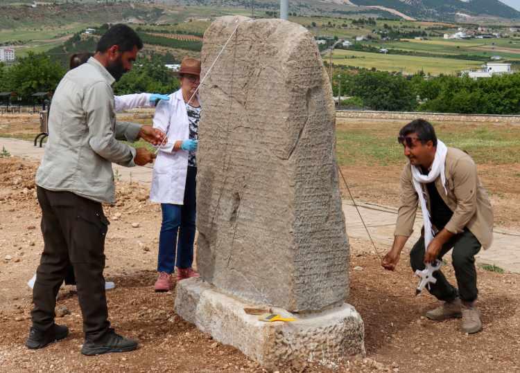 <p>Yazıtta, Kral Antichos’un kanunları ve vasiyetinin yer aldığı biliniyor.</p>
