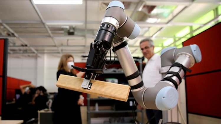 <p>En fazla robot stokuna sahip 20 ülkeye ait verilere göre, dünya genelinde 2022 itibarıyla 3,9 milyon kurulu endüstriyel robot bulunuyor. 2025'te endüstriyel robot stok sayısının yıllık ortalama yüzde 10 artışla 5 milyon 227 bin olması bekleniyor.<br />
</p>