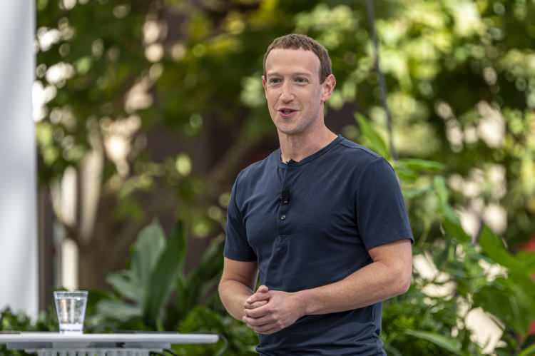 <p><span style="color:#B22222"><strong>MARK ZUCKERBERG DE YAT SATIN ALANLAR ARASINDA</strong></span></p>

<p> </p>

<p>Bu yılın başlarında, 40. doğum gününden hemen önce Mark Zuckerberg, aslen bir Rus oligark için inşa edilmiş olan bir yatın söylentilere göre sahibi oldu.</p>
