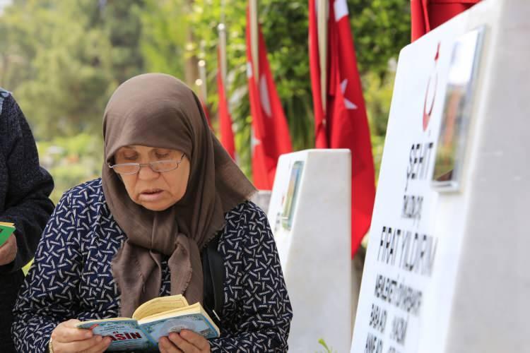 <p>Suriye El-Bab'da 2016 yılında şehit olan Piyade Uzman Çavuş Osman Çelik'in annesi Suriye Çelik de ağladığı zaman oğlunu rüyalarında göremediğini dile getirdi.</p>
