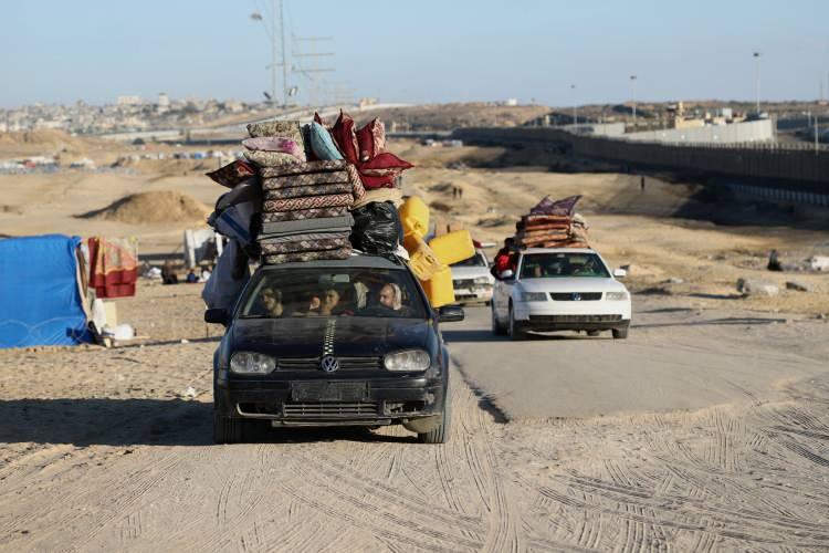 <p>Ordudan yapılan açıklamada, 162'nci Tümen ve 401'inci Zırhlı Tugay'ın Refah'ın doğusundaki ordu birliklerine destek verdiği saldırılarda, Gazze'nin Mısır'a açılan Refah Sınır Kapısı'nda kontrolün ele geçirildiği belirtilmişti.</p>

<p> </p>
