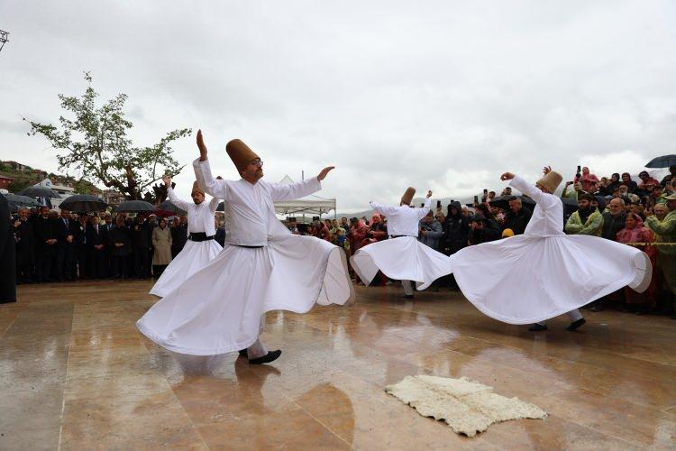 <p>Semazen gösterisinin ardından konuşan Vali Yılmaz Şimşek, <strong>"UNESCO Dünya Kültürel Miras Listesi'ne ülkemizden giren bu eşsiz eserin restorasyonunda emeği geçenlere teşekkür ediyorum. İnşallah bu eseri bizden sonraki nesiller de aynı şekilde koruyarak gelecek nesillere aktaracaklardır" </strong>dedi.</p>
