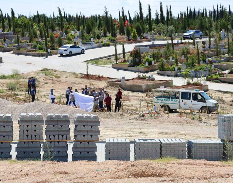 <p>Bir televizyon yarışmasıyla ünlenen Adanalı sosyal medya fenomeni Yağmur Taktaş (28), 3 Nisan'da ABD'de fenalaşması sonrası kaldırıldığı hastanede hayatını kaybetti. </p>

<p> </p>
