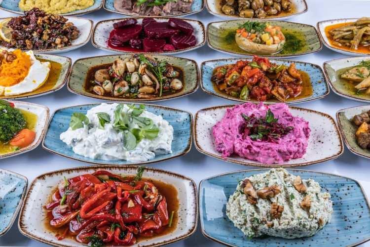<p>Genelde meze çeşitlerinin olduğu bu listede zirveye Türkiye'den lezzetler yer aldı. </p>
