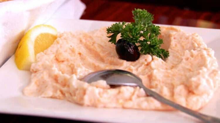 <p><strong>8 - TARAMA / YUNANİSTAN ve TÜRKİYE</strong></p>
<p>Tarama, balık yumurtasından yapılan bir meze türü olarak geçer. Her ne kadar Taste Atlas, bu lezzeti Yunanistan lezzeti olarak girse de aynı zamanda Türk mutfağına özgü lezzetlerden biridir. Tarama yapımında en çok sazan veya alabalık yumurtaları kullanılır. Aynı zamanda levrek yumurtası ile hazırlananları da mevcuttur.</p>