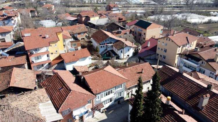 <p><span style="color:#FF0000"><strong>1. BOSTANBÜKÜ KÖYÜ</strong></span></p>
<p><span style="color:#000000"><strong>Karabük'te yer alan Bostanbükü Köyü, 6.776 kişiden oluşan nüfusuyla Türkiye'nin en kalabalık köyü ünvanına sahip. En az nüfusa sahip 364 köyün toplamından ve 79 ilçeden daha kalabalık olmasıyla dikkat çeken köy, demir çelik sanayinin kalbi sayılan ilin merkezine, turizm destinasyonu Safranbolu'ya ve Karabük Üniversitesi'ne yakın konumda.</strong></span></p>