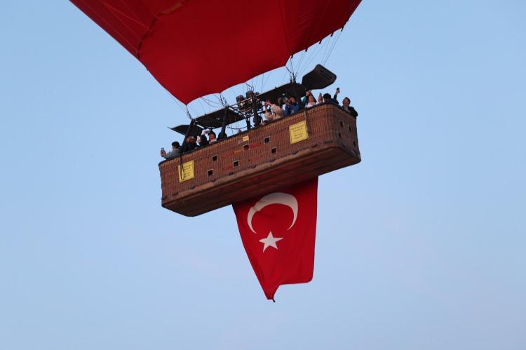 <p>Türk bayraklarının asılı balonlar turistlerin ilgi odağı oldu. </p>
