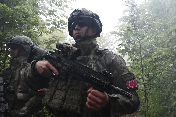 <p>Öte yandan, ülkenin doğusundaki KFOR’a ait Bondsteel kampında görevli Türk askerleri de ülkede yaşanabilecek tüm senaryolara hazır olmak adına eğitim faaliyetlerine devam ediyor. Askerler, ülkedeki diğer güvenlik unsurlarıyla düzenli tatbikatlar gerçekleştiriyor.</p>