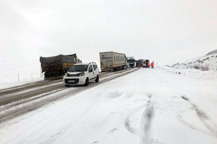 <p><strong>ARDAHAN</strong><br />
Ardahan-Posof kara yolunda etkili olan kar ulaşımda aksamalara neden oldu.</p>

<p>Ardahan-Posof arasında yer alan 2 bin 918 rakımlı Ilgar Dağı'nda dün başlayan kar, sabah saatlerinde de etkisini sürdürdü.</p>
