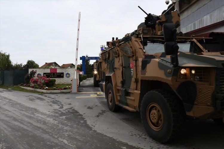 <p>"Sırbistan ve Kosova arasındaki sınır hattının 100 metre Kosova tarafında bulunuyoruz. Burada bize görev verilmesinin sebebi Türk Silahlı Kuvvetlerimizin kendine olan güveni, silah, teçhizat ve personel açısından üstün kabiliyetlere sahip olması ve Kosova’da yaşayan tüm unsurların ve gerekse Sırbistan’ın Türk Silahlı Kuvvetlerine olan güveninden kaynaklanmaktadır."</p>