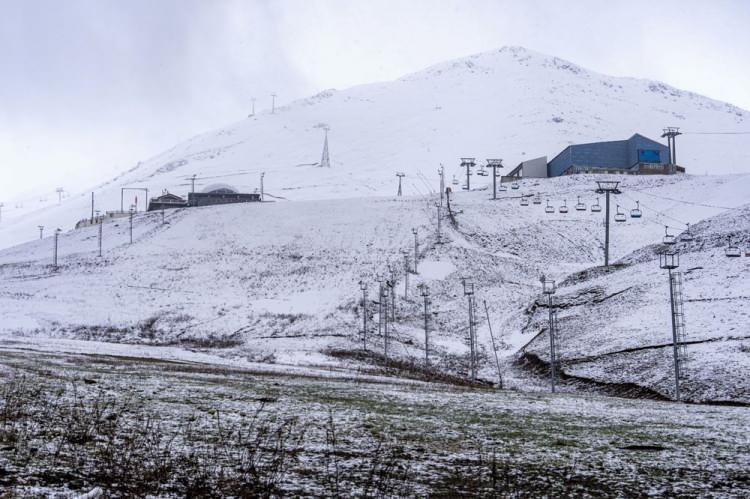 <p>Kış sezonunda çok sayıda yerli ve yabancı turisti ağırlayan merkezde, yağan karla pistler beyaza büründü.</p>

<p>Sisin de etkili olduğu bölgeye gelen bazı vatandaşlar fotoğraf çekti.</p>
