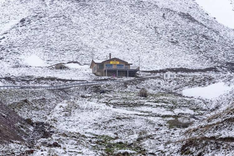 <p>Vatandaşlardan Hasan Duymuş, AA muhabirine, fotoğraf çekmek için Palandöken'e çıktıklarını söyledi.</p>

<p>Duymuş, kayak merkezinde havanın soğuduğunu belirterek, "İstanbul'dan gezmeye geldik ama karla karşılaştık. Mayısta karla buluştuk, bizim için güzel oldu. Yukarılarda sis ve kar yağışı var, değişik bir durum." dedi.</p>
