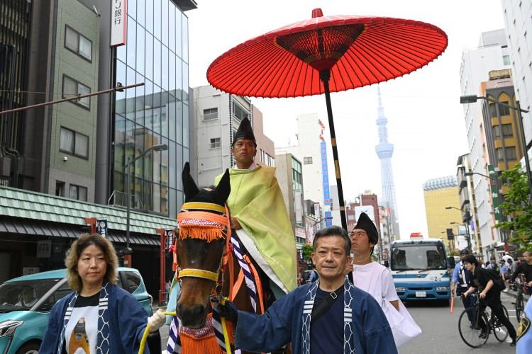 <p>Japonya'nın başkenti Tokyo yakınlarında ülkenin en büyük üç festivalinden en büyüğü olan geleneksel "Sanja Matsuri" kutlamaları başladı. </p>
