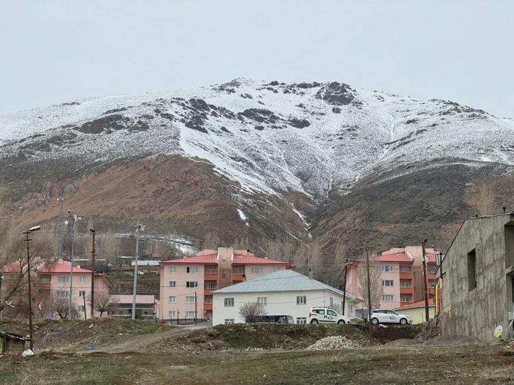 <p>Hava sıcaklığının hissedilir derecede düştüğü ilçede yağış nedeniyle dağların zirveleri beyaza büründü.</p>

<p>İlçede, rüzgar ve sağanak zaman zaman etkili oluyor.</p>
