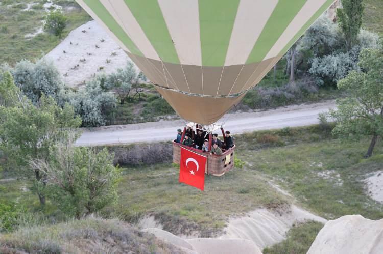 <p>Doğal, tarihi ve kültürel zenginlikleriyle bilinen Kapadokya'da, Aşk Vadisi yakınlarında, sıcak hava balonlarına görevliler tarafından Türk bayrakları asıldı. </p>
