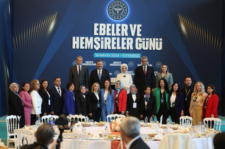 <p>Türkiye'de modern hemşireliğin öncüsü kabul edilen Safiye Hüseyin Elbi'nin Kurtuluş Savaşı döneminde birçok cephede, yaralı Mehmetçiğe adeta annelik ettiğini vurgulayan Erdoğan, "Milleti fark etmeksizin tedavi ettiği yaralı askerlerin hepsinin anne kelimesini sayıkladıklarını aktaran Safiye Hanım, iki çocuğunu evde bırakıp gittiği cephelerde, yüzlerce askerin annesi olmuştur." şeklinde konuştu.</p>
