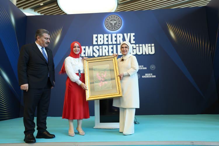 <p>Güçlü sağlık politikalarının başarı hikayelerinde önemli bir paya sahip olduğunu dile getiren Erdoğan, "Mesleğini sevgiyle yapan sağlık çalışanlarımızın gücünü artıracak ve hastaya daha etkili hizmet sunmasını sağlayacak politikalar, bizi bu başarı noktasına ulaştırıyor." dedi.</p>

<p>- "Sağlık alanında şiddeti kabul etmemiz mümkün değil"</p>

<p>Emine Erdoğan, sağlık çalışanlarının çalışma şartlarını iyileştirmek amacıyla Sağlık Bakanlığının önemli adım attığını belirterek, sözlerini şöyle sürdürdü:</p>

<p>"Sağlık çalışanlarımızın özlük haklarını düzenlemek ve sorunlarını çözmek için hayata geçirilen Beyaz Reform süreci, atılan en önemli adımlardan bir tanesidir. Diğer yandan, insanı yaşatma ilkesini temel alan sağlık alanında şiddeti kabul etmemiz mümkün değil. İyileştirmeyi, şifa vermeyi amaçlayan bu kutlu mesleğin mensupları, hayatlarının her döneminde saygı ve hürmeti hak ediyor. Bu nedenle, sağlık çalışanlarımızı hedef alan şiddet eylemlerinin önlenmesi için yeni yasal düzenlemelerin hayata geçirilmesini çok kıymetli buluyorum."</p>

<p>Konuşmasının sonunda ebe ve hemşireleri canı gönülden tebrik eden Emine Erdoğan, Filistin'de zorlu şartlarda görev yapan sağlık gönüllülerine de değinerek "Ölümün, açlığın nefes aldırmadığı Gazze'de, bütün çabasını yine yaşamdan ve merhametten yana ortaya koyan bütün sağlık çalışanlarına, bir Müslüman, bir anne, bir insan olarak minnet ve teşekkürlerimi sunuyorum. Şehit düşmüş bütün sağlık neferlerine Allah'tan rahmet diliyorum." ifadelerini kullandı.</p>

<p>Erdoğan, konuşmasının ardından katılımcılarla aile fotoğrafı çekildi.</p>

<p>Başakşehir Çam ve Sakura Şehir Hastanesi Başhekimi Prof. Dr. Necdet Sağlam'ın ev sahipliğindeki programa Emine Erdoğan'ın yanı sıra Sağlık Bakanı Fahrettin Koca ile Türkiye'nin 81 ilinden davet edilen hemşire ve ebeler katıldı.</p>

<p>Sağlık Bakanlığı tarafından ebe ve hemşirelerin mesleki serüvenlerini anlatan kısa filmin izletildiği program, Bilkent Şehir Hastanesi Korosu'nun müzik dinletisiyle sonra erdi.</p>
