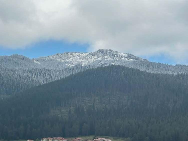 <p>Kar yağışının ardından Kartalkaya Kayak Merkezi ve çevresinde bulunan yaylalar, kısmen beyaz örtüyle kaplandı.</p>

<p>Öte yandan bölgede zaman zaman güneş de yüzünü gösterdi.</p>
