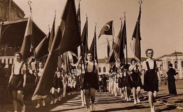 Ünlülerin 19 Mayıs Atatürk'ü Anma, Gençlik ve Spor Bayramı paylaşımları!