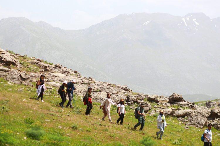 <p>2 saatlik yolculuk sonrası sporcular, bahar aylarında açan ve yaklaşık 20 gün canlılığını koruyan ters laleleri görme fırsatı yakaladı.</p>
