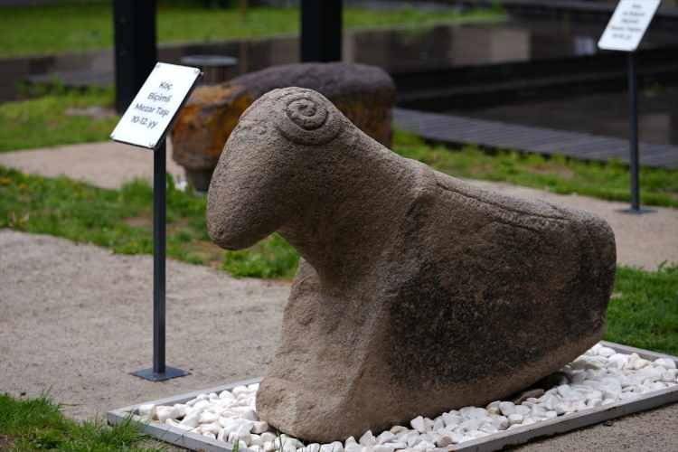 <p>38 yıl önce arkeolojik kazılarda Muş'un Malazgirt ilçesinde çıkarılan altın kaplamalı ve <em><strong>"çift başlı ejder"</strong> </em>işlemeli tuğ, yaklaşık 2 bin 500 yıl öncesine ve 10 binli yıllara ait taş baba ve dikili taş gibi heykeller sergilenen müzeye İran, Azerbaycan ve Almanya gibi ülkelerden ziyaretçiler geliyor.</p>
