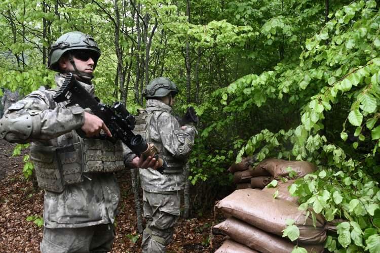 <p>Tatbikatın ardından AA muhabirine konuşan ve adı güvenlik gerekçesiyle paylaşılmayan Türk askeri, "Balkanlar'da ve Kosova'da barış ve istikrarın sağlanması adına görevimizin başındayız. Türk Silahlı Kuvvetleri olarak her zaman yurt içinde ve yurt dışında daima göreve hazırız." dedi.</p>