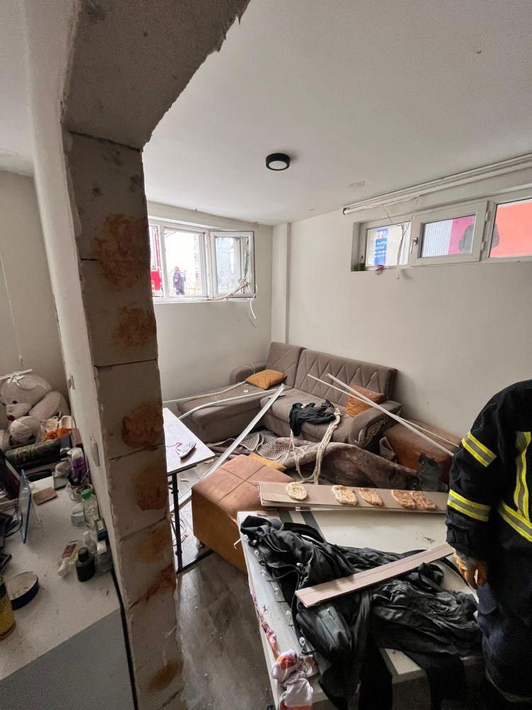 <p>Kepeci Mahallesi'ndeki bir apartman dairesinde henüz belirlenemeyen nedenle patlama meydana geldi. <strong>Patlamada, evde bulunan cezaevinde görevli uzman çavuş F.Ş. yaralandı.</strong></p>

<p> </p>
