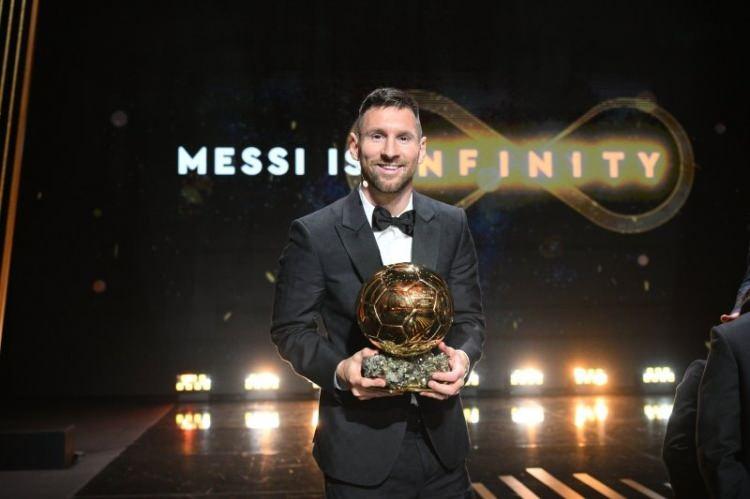 <p>Dünya futbolunun en prestijli ödüllerinden birisi olarak kabul edilen Ballon d'O'r'un sonuncusunu Lionel Messi kazandı. <br />
<br />
Arjantinli yıldız 8 kez ile bu ödülü en çok kazanan futbolcu konumunda yer alıyor.</p>
