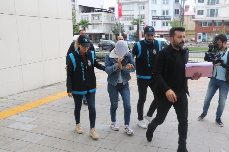 <p>G&ouml;zaltına alınan &Ccedil;apa sorgusunda, bebeğini oturdukları evin arkasındaki fındık bah&ccedil;esine g&ouml;md&uuml;ğ&uuml;n&uuml; itiraf etti. Bah&ccedil;edeki aramada, 2 g&uuml;nl&uuml;k olduğu belirlenen bebeğin cesedi bulundu. Emniyetteki işlemlerinin ardından Bilge &Ccedil;apa, 'kasten &ouml;ld&uuml;rme' su&ccedil;undan tutuklandı.</p>
