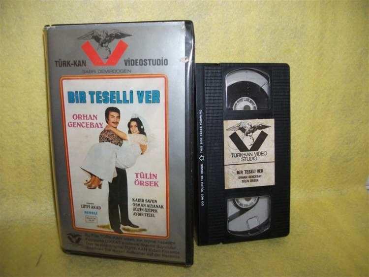 <p>Fabrika işçisi Orhan (Orhan Gencebay) ile, fabrika sahibinin kızı Nermin'in (Tülin Örsek) aralarında geçen aşkı konu edinen filmdeki hatayı daha önce fark ettiniz mi?</p>
<p> </p>
