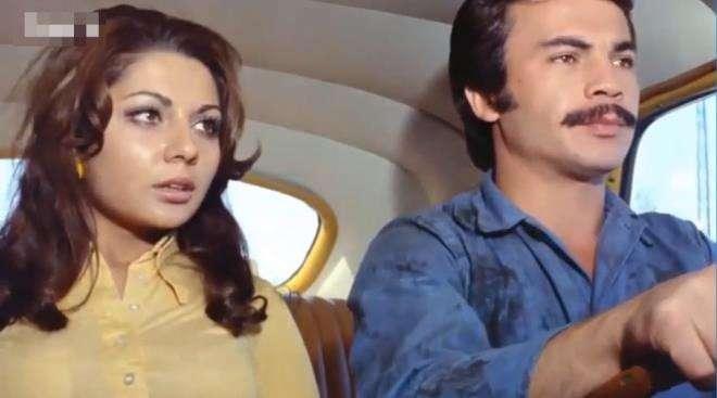 <p>Orhan Gencebay'ın 'Bir teselli ver' filmindeki bu hata ise gerçekten sıradışı.</p>
<p> </p>