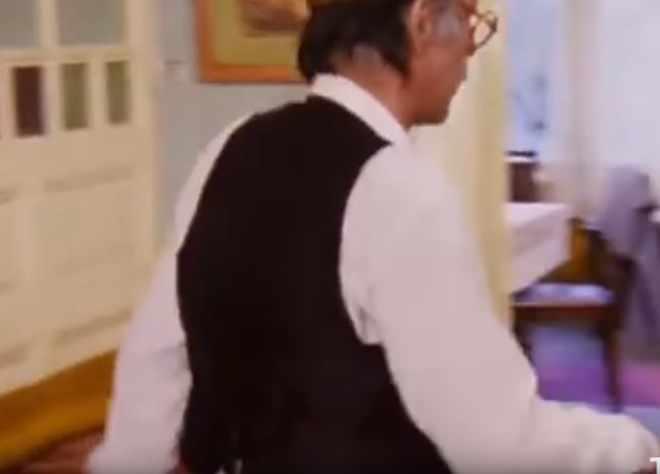 <p>"Neşeli Günler" filminin bir sahnesinde Münir Özkul duvarda olmayan prize ütünün fişini takıyor.</p>
<p> </p>