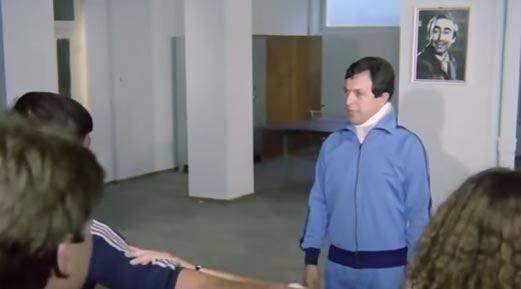 <p>1981 yapımı Hababam Sınıfı Güle Güle filminde Badi Ekrem'in fotoğrafının olduğu çerçevenin fotoğrafı kırılmışken, sonraki sahnede kırılmamış olarak duruyor.</p>
<p> </p>