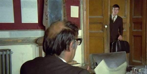 <p>Filmde Ahmet ile Mahmut Hoca vedalaşırken bir set çalışanı da kadraja giriyor.</p>
<p> </p>