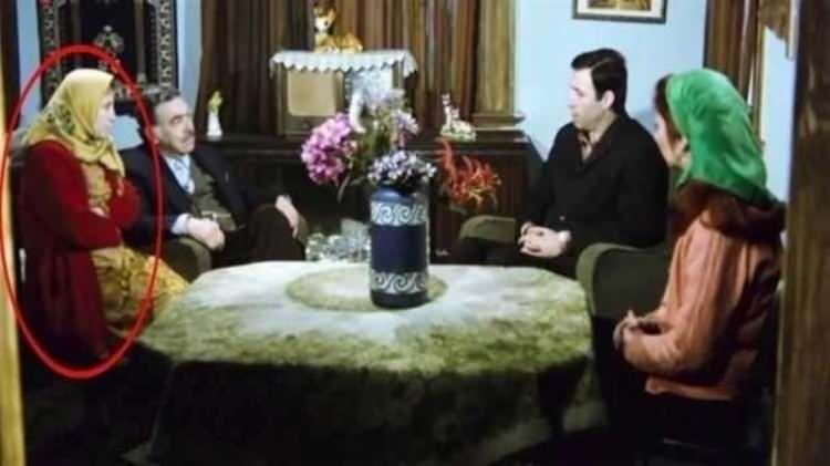 <p>Kemal Sunal'ın başrolünü oynadığı "Üç Kağıtçı" filminde sahneler arasında Sabahat Işık'ın kıyafeti değişiyor.</p>

<p> </p>
