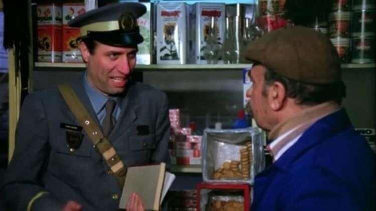 <p>Postacı Adem'in yemesi için açılan kutu, sahne başında kapalı olarak konulmuş.</p>

<p> </p>
