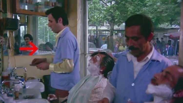 <p>Ayrıca Kemal Sunal'ın berber dükkanında çalıştığı sahnede film çekimini izleyen insanlar kamera açısına girerler.</p>

<p> </p>
