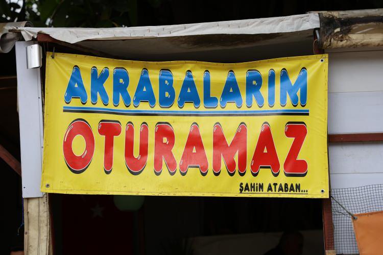 <p><em><strong>‘Akrabalarım giremez’ dövizi astı</strong></em></p>

<p>Akrabalarıyla sürekli sorunlar yaşayan Ataban, en sonunda akrabalarıyla görüşmemeye başladı. Ayrıca Ataban, iş yerinin girişine ‘Akrabalarım giremez’ ve ‘Akrabalarım oturamaz’ dövizleri astı. Dövizleri görenler ise fotoğrafını çekip sosyal medyada ve aile gruplarında paylaşmaya başladı.</p>
