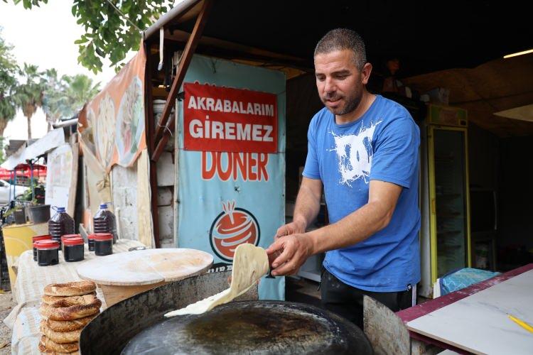 <p>“Daha büyük yazı asacağım”</p>

<p>Hiçbir akrabasından yardım göremediğini anlatan Ataban, <strong>“Amcamın çocuklarının durumu çok iyiydi ama bana hiç yardımcı olmadılar. Buraya gelmeyen kalmadı. Vergi dairesi, polis, zabıta hepsi geldi. Ben burada ekmeğimin peşindeyim. Ben de en sonunda böyle bir yazı astım, akrabalarım da bunu gördüler. Eğer Allah nasip ederse daha büyük bir yer açarsam daha büyük yazı asacağım”</strong> diye konuştu.</p>
