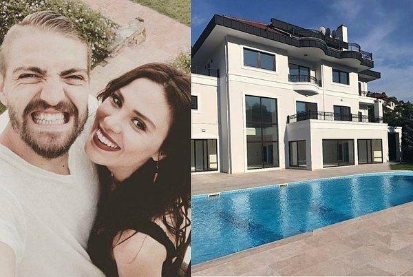 <p><span style="color:#4B0082"><strong>CANER ERKİN VE ŞÜKRAN OVALI</strong></span></p>
<p><span style="color:#000000"><strong>Şükran Ovalı ve Caner Erkin çifti Beykoz Acarkent'te lüks bir villada yaşamlarını sürdürüyor.</strong></span></p>