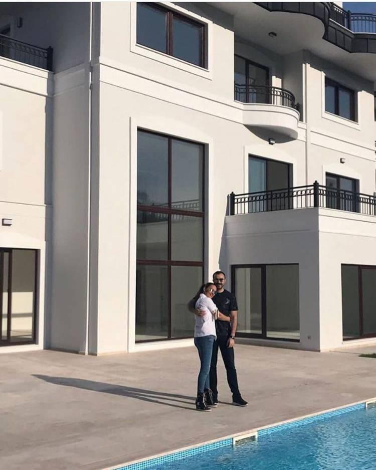 <p><span style="color:#4B0082"><strong>DEMET AKALIN</strong></span></p>
<p><span style="color:#000000"><strong>Ünlü şarkıcı Demet Akalın'ın 18 Milyon TL'ye satın aldığı süper lüks villası, İstanbul’un en güzel mekanlarının yer aldığı Acar Kent'te yer alıyor. </strong></span></p>