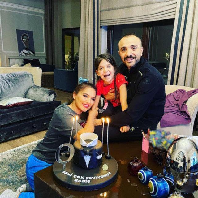 <p><span style="color:#000000"><strong>7 oda ve 2 salona sahip olan villa, toplamda 1 buçuk dönümlük bir arazide yer alıyor. </strong></span></p>