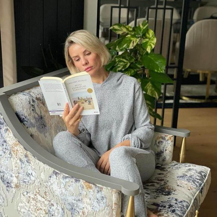 <p><span style="color:#000000"><strong>Klasik bir dekorasyon tarzına sahip olan Erol, abartıdan uzak durarak taş grisi tonlarını evinde tercih etmiş.</strong></span></p>