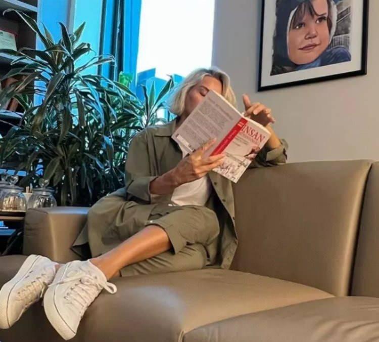 <p><span style="color:#000000"><strong>Ayrıca tablolara düşkünlüğüyle bilinen Esra Erol, evinin hemen hemen her köşesine dikkat çekici tablolar kullanmış.</strong></span></p>
