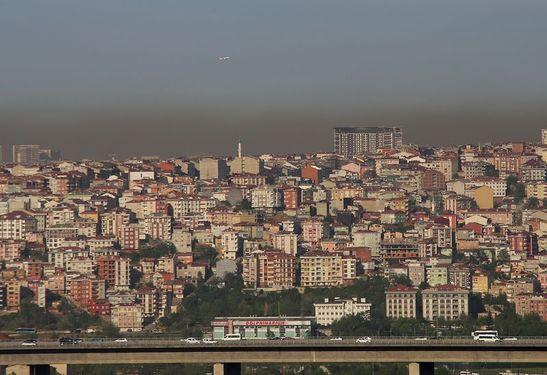 <p>İklim değişikliğinin insan sağlığı ve termal konfor üzerindeki olumsuz etkilerine dikkati çeken Kara, yaz aylarında yüksek sıcaklığın yaşam kalitesi ve ruh sağlığı açısından risklere, ölüm ve hastalık oranlarında artışa neden olduğunu vurguladı.</p>