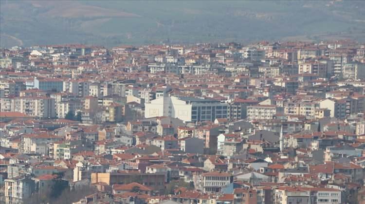 <p>Kara, "Hızlı nüfus artışı, plansız kentleşme ve ormansızlaşma İstanbul'da sıcaklıkların hissedilmesine daha çok neden olmaktadır. Nüfus yoğunluğunun ve kentleşmenin daha fazla olduğu İstanbul'un güney kesimlerinde sıcaklık artışlarının, kuzey ilçelerine göre daha belirgin olduğunu belirledik. Özellikle kentin güneyinde bulunan Adalar, Bakırköy, Büyükçekmece, Fatih, Güngören, Maltepe, Kadıköy, Kartal, Şişli ve Tuzla'nın yüksek sıcaklıktan en çok etkilenen ilçeler olduğunu tespit ettik. Sıcak havadan en az etkilenen ilçe ise Çatalca oldu. Çatalca'yı Arnavutköy, Silivri, Çekmeköy takip etti." dedi.</p>
<p> </p>