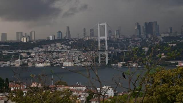<p>Yaz aylarındaki bağıl nem oranını da araştırdıklarını söyleyen Kara, "İstanbul'da bağıl nem 5 yıllık dönemde yüzde 72,6 olarak belirlendi. En yüksek ortalama bağıl nem değerleri, kuzeyde geniş orman alanlara sahip Çatalca'da yüzde 84,3, Arnavutköy'de yüzde 81,4, Şile yüzde 80,9, Adalar bölgesinde yüzde 83,3 olarak ölçüldü. Yaz aylarında en düşük bağıl nem oranının Kartal'da yüzde 66,9, Bakırköy'de yüzde 67,4, Şişli'de yüzde 68,5 olduğu tespit edildi. Bağıl nem oranı Çatalca'da yüksek olsa bile, vatandaşların hissettiği sıcaklık daha düşük." değerlendirmesinde bulundu.</p>
<ul>
</ul>