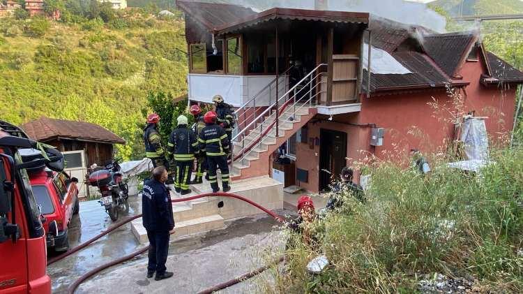 <p>Edinilen bilgiye göre, 15 ay önce evlenen İbrahim Bıyıkoğlu (62) ile S.B. (39) arasında şiddetli geçimsizlik yaşandı.</p>

<p> </p>

<p> </p>
