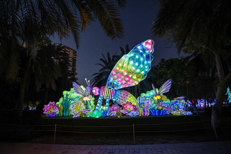 <p>Birleşil Arap Emirlikleri'nin Dubai kentindeki Zabeel Park'ta yer alan "Garden Glow" parkı, ışıltılı sanat eserleriyle kentin önde gelen turistik yerlerinden. Akşam saatlerinde açılan parkın içinde yer alan rengarenk eserler, ziyaretçilerine farklı bir deneyim sunuyor.</p>

<p> </p>
